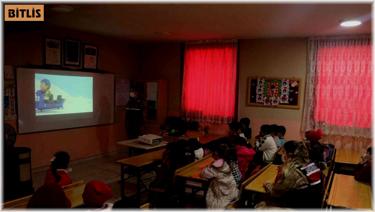 Jandarmanın kurtarma köpeğinden çocuklara gösteri