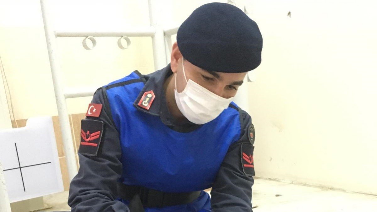 Jandarmanın önüne düşen yaralı keklik tedavi altına alındı