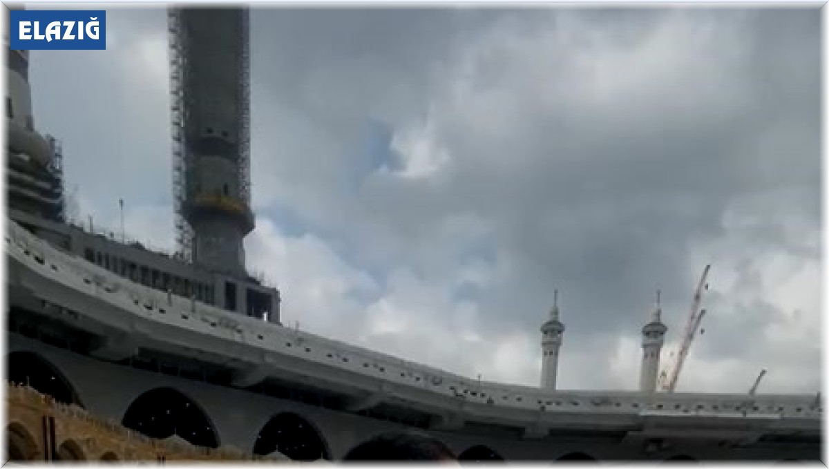 Kabe'de Müslümanlar depremzedeler için dua etti