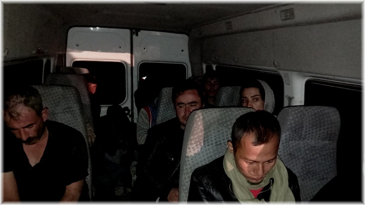 Kaçak mülteci taşıyan kamyonet devrildi: 2 yaralı