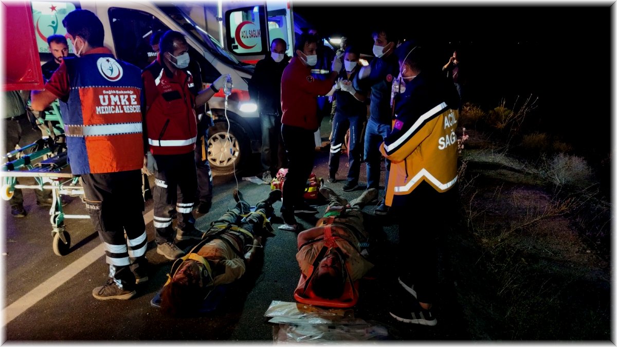 Kaçak mülteci taşıyan minibüs devrildi: 1 ölü, 15 yaralı