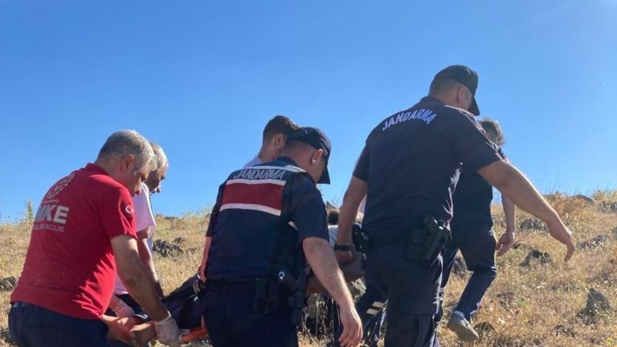 Kaçan keçiyi yakalamak isteyen kayalılardan yuvarlandı