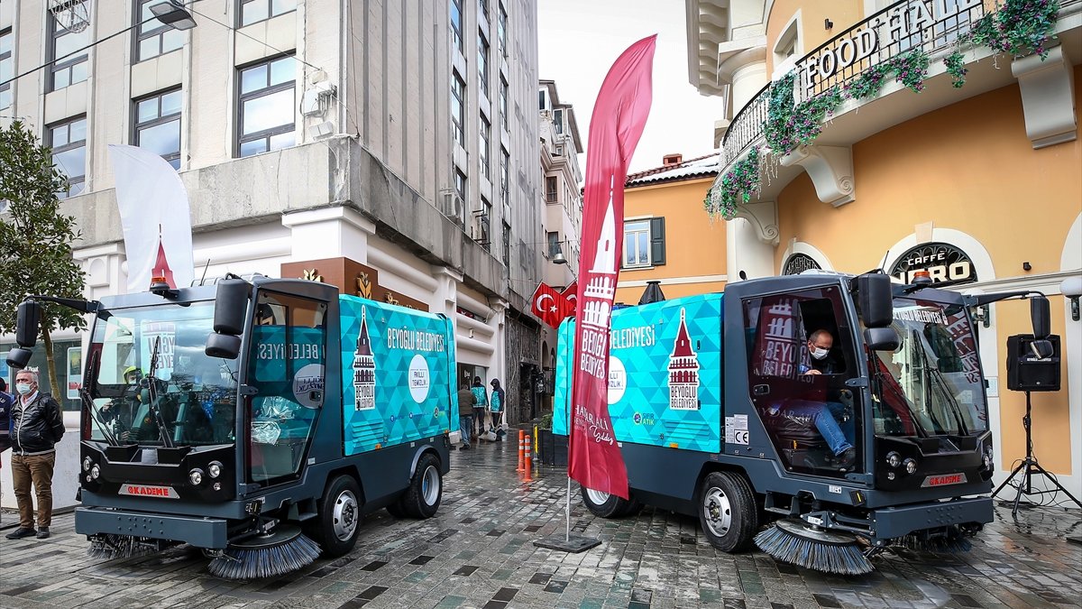 Kademe AŞ, yerli süpürme araçlarını Beyoğlu Belediyesi'ne teslim etti