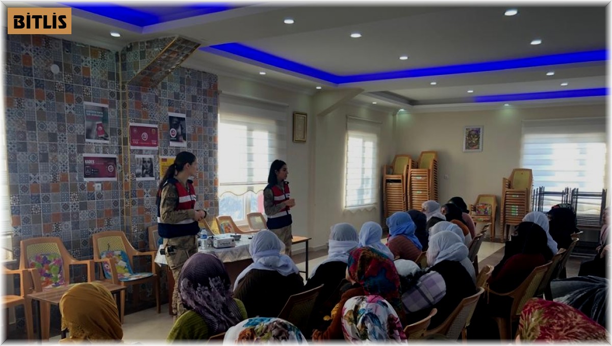 Kadın askerler köy kadınlarına KADES'i tanıttı