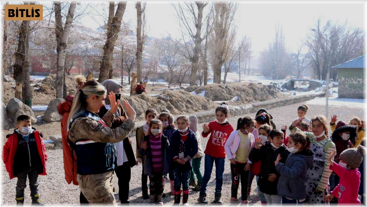 Kadın askerlerden öğrencilere kırtasiye malzemesi