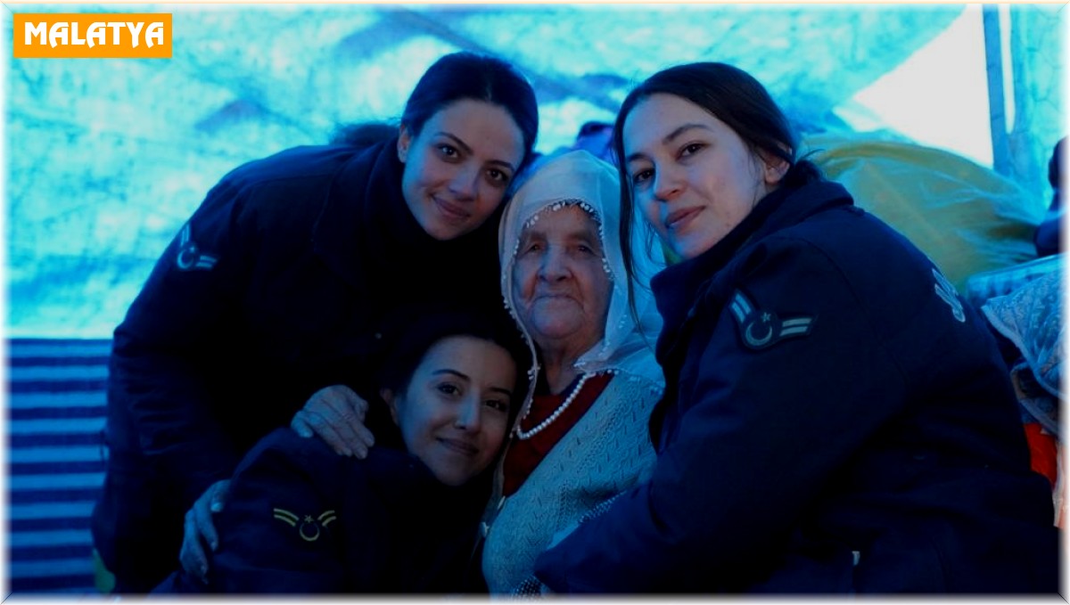 Kadın Astsubaylar deprem bölgesinde