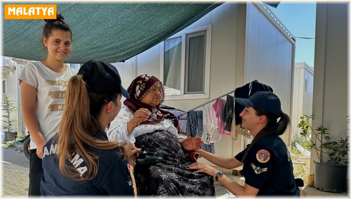 Kadın astsubaylar depremzedelere moral oluyor