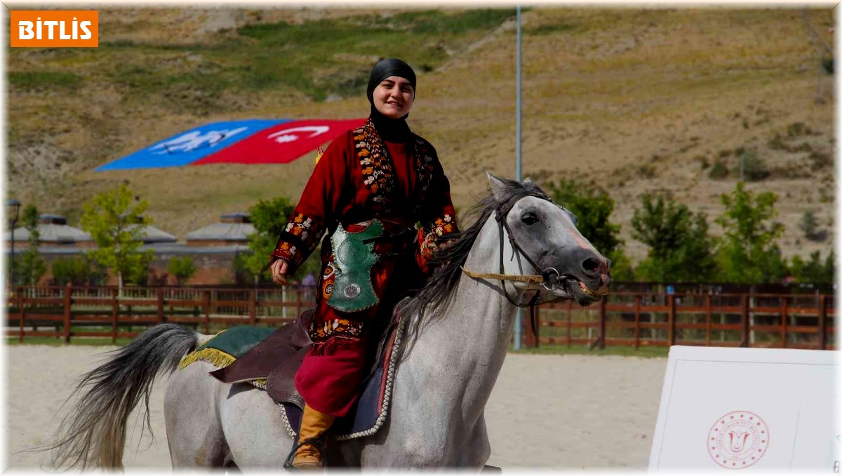 Kadın biniciler atlı gösterilere damga vurdu