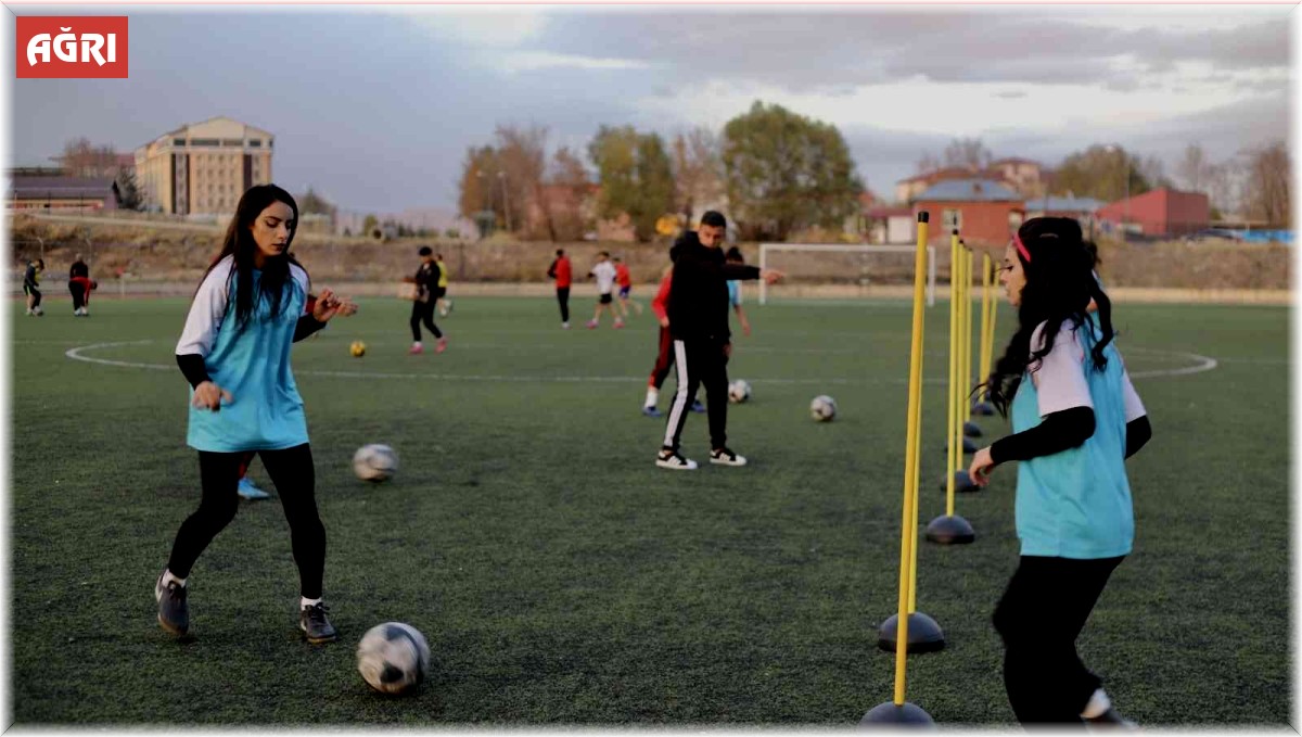Kadın futbolcular, önyargılara gol atıyor