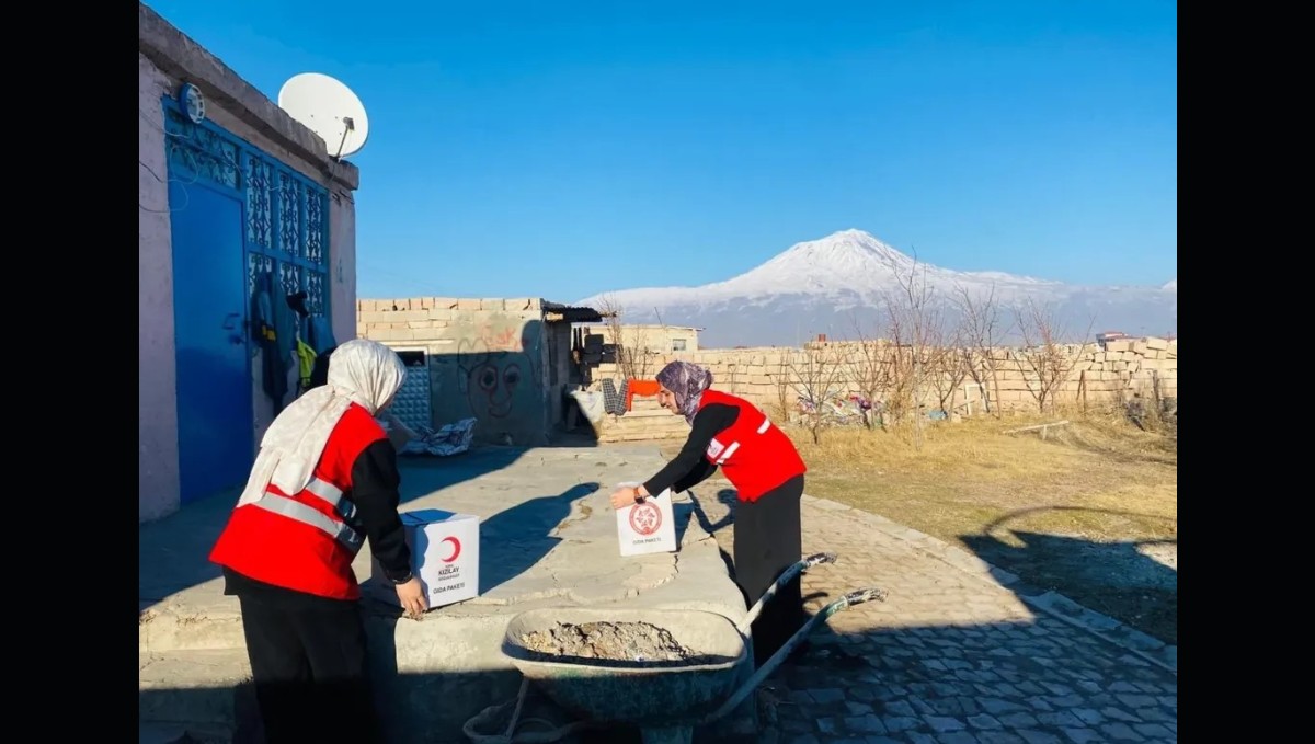 Kadın gönüllüler, ihtiyaç sahiplerine destek oluyor