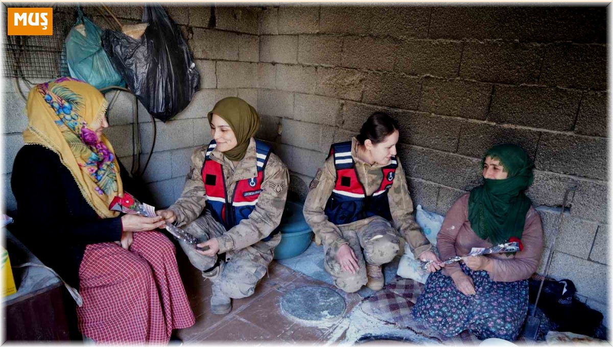 Kadın komutanlardan ekmek pişiren kadınlara sürpriz