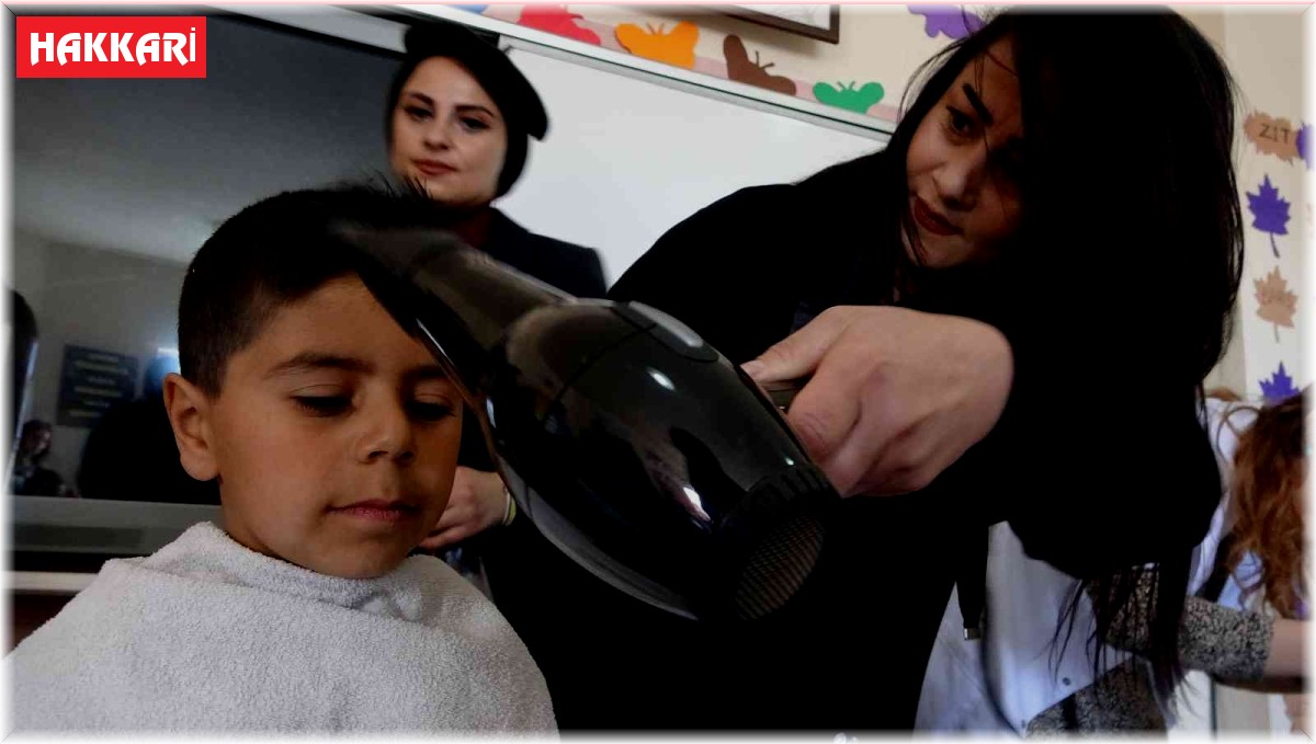 Kadın kuaförler öğrencileri tıraş edip kişisel bakımlarını yaptı