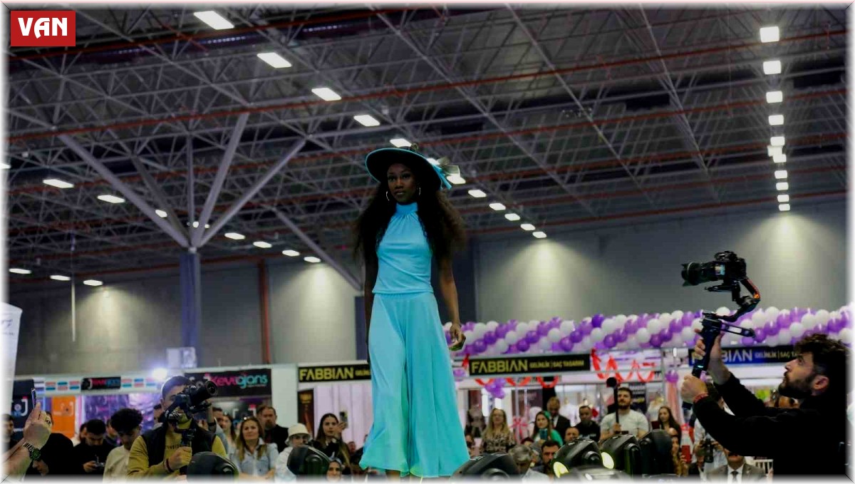 Kadın kursiyerlerin el emeği ürünler podyumda tanıtıldı