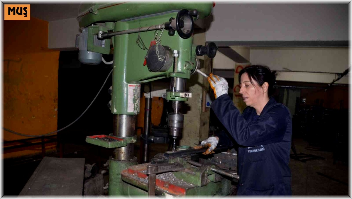 Kadın öğretmen yaptığı kaynakla erkeklere taş çıkarıyor