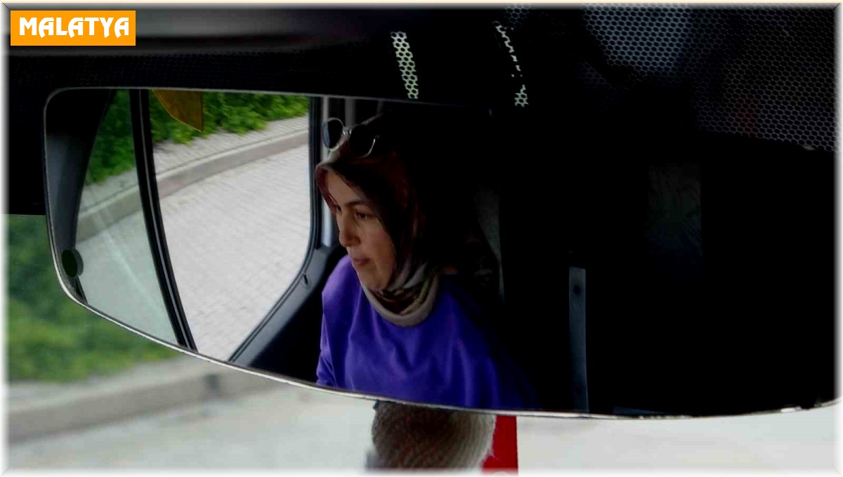 Kadın servis şoförü erkeklere taş çıkartıyor