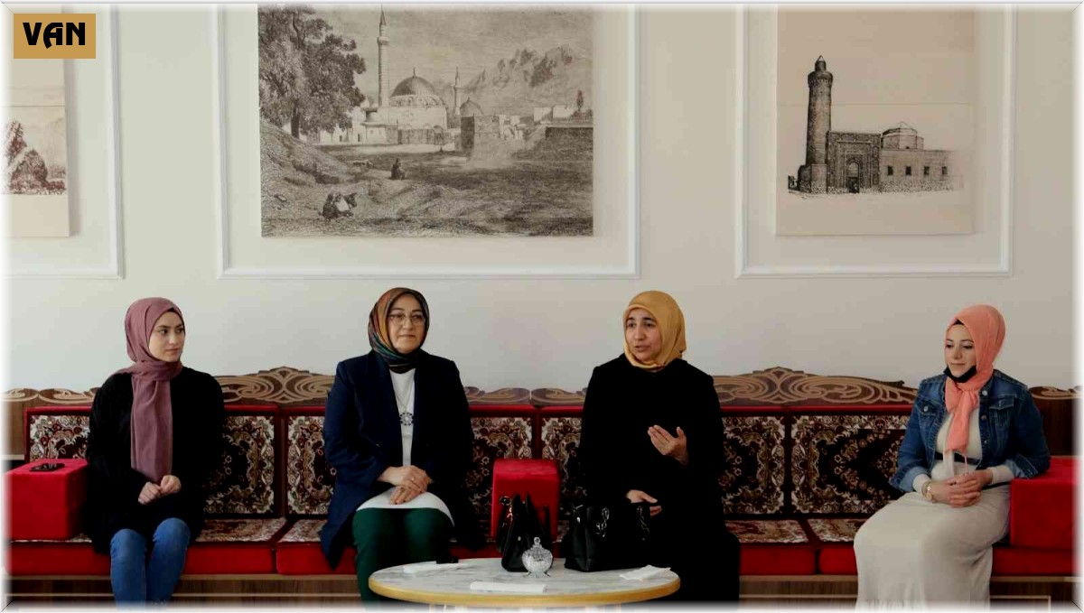 Kadın ve Aile Hizmetleri Daire Başkanlığı mahalle toplantılarını sürdürüyor