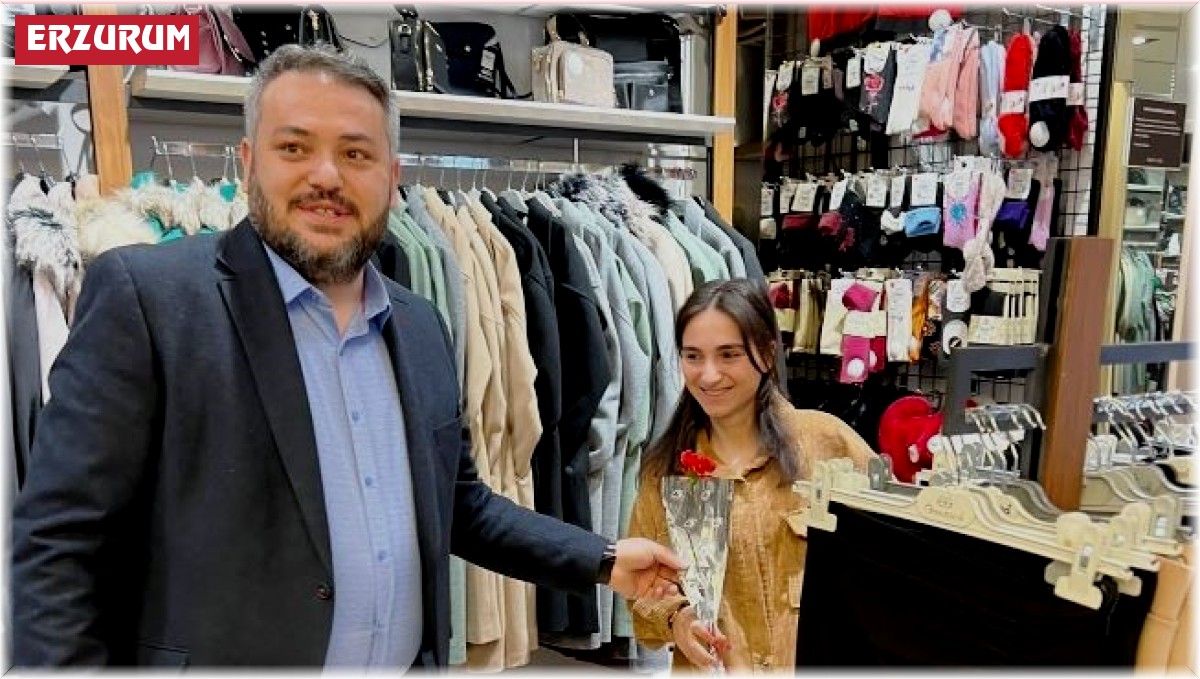 Kadın ziyaretçilere kırmızı karanfil dağıtıldı