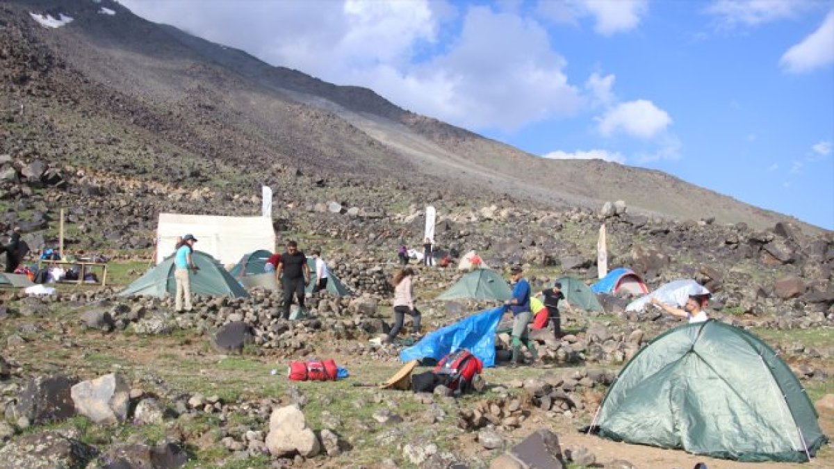 Kadına şiddete karşı zirvede ses verdiler: Ağrı Dağı'nda anlamlı tırmanış
