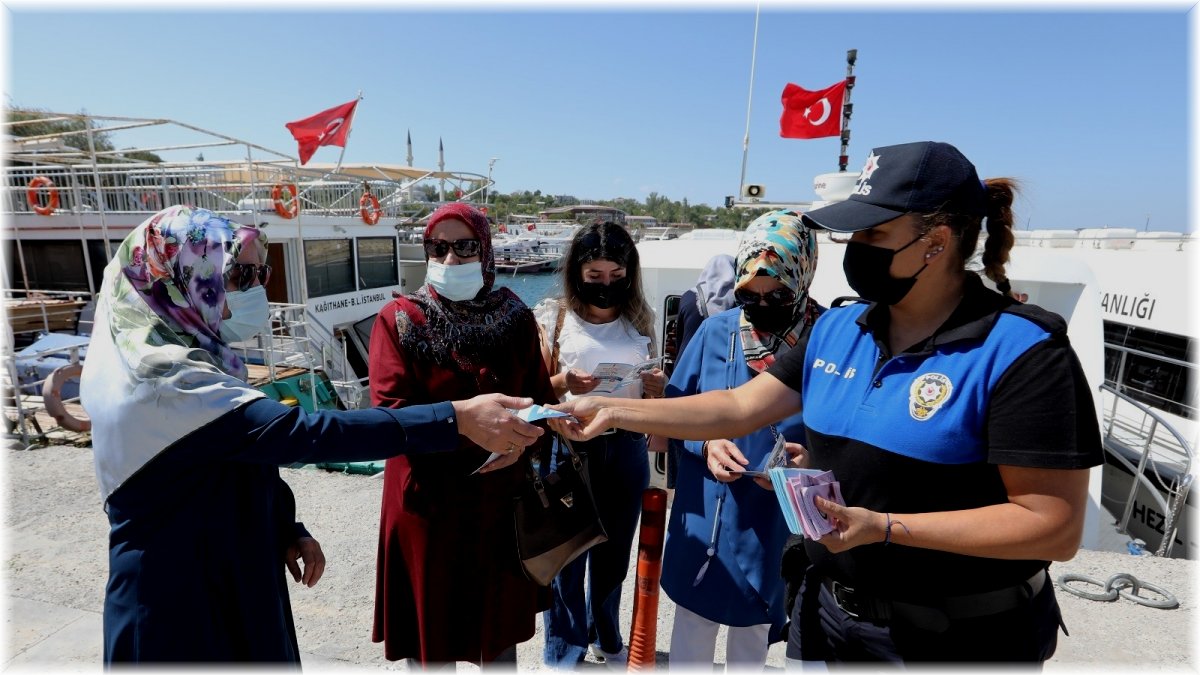 Kadınlar Akdamar Adasını gezdi