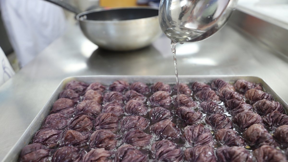 Kadınlar bayram öncesi 'mor gülzade' tatlısında talebe yetişemiyor