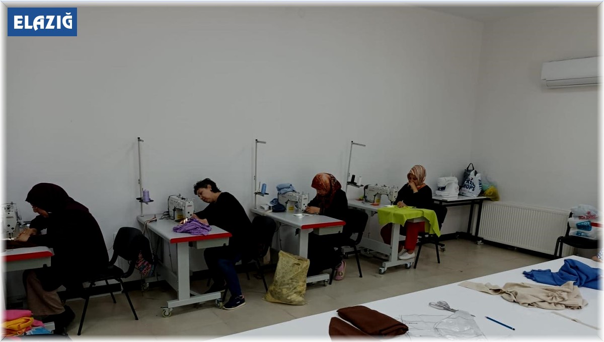 Kadınlar, dikiş kursu sayesinde meslek sahibi oluyor