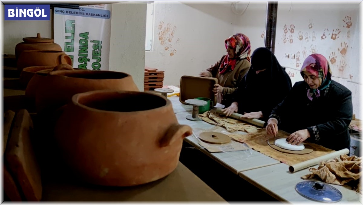 Kadınlar ekmeklerini çamurdan kazanıyor