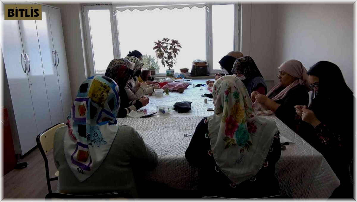 Kadınlar el emeği ile üretiyor