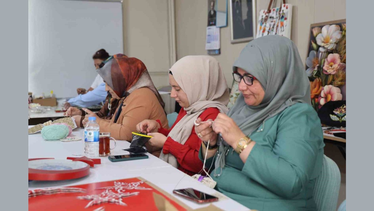 Kadınlar, el sanatları kursunda hem öğreniyor hem de ev ekonomisine katkı sağlıyor