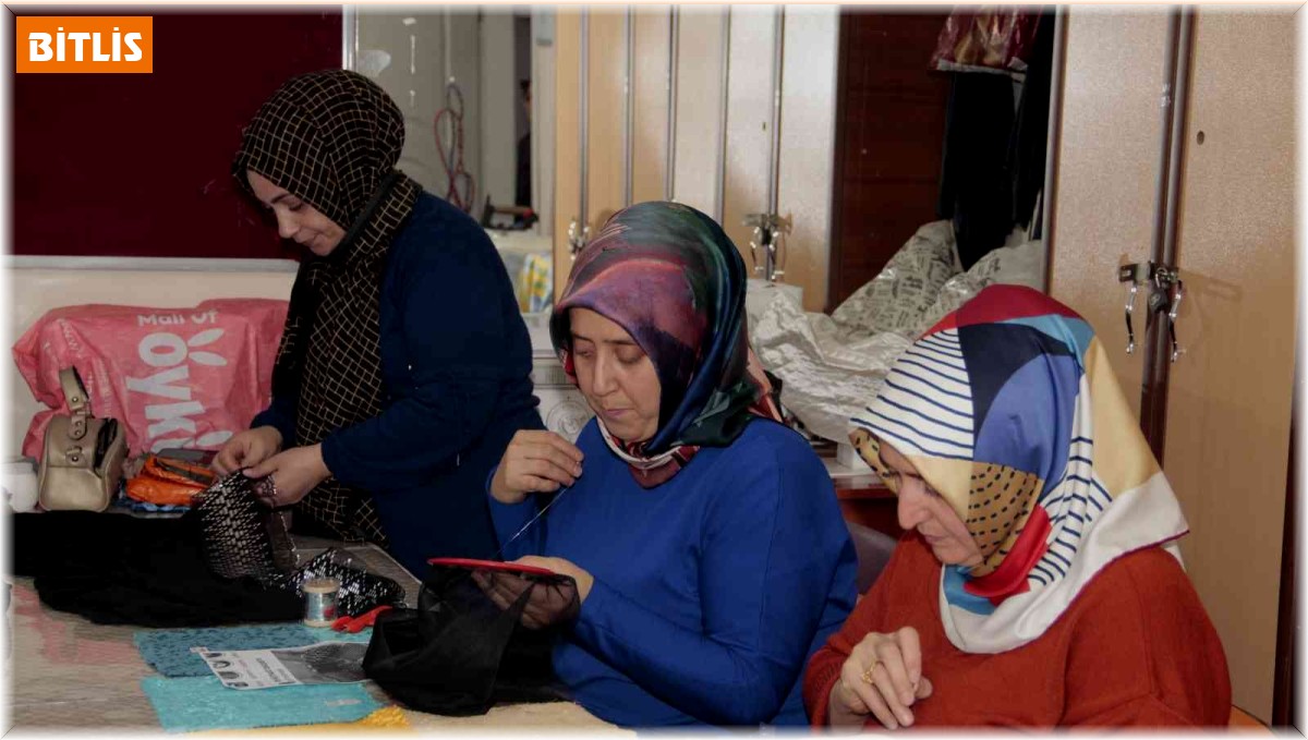 Kadınlar hem öğreniyor hem üretiyor