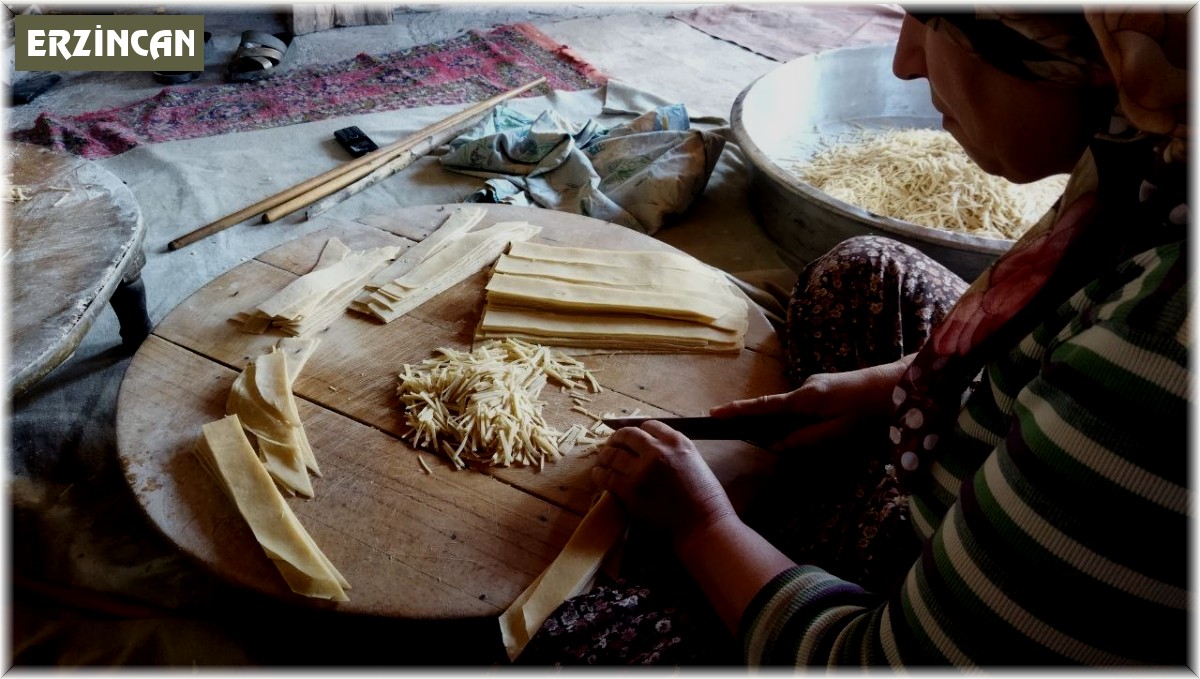 Kadınlar kışlık erişte kesimine başladı