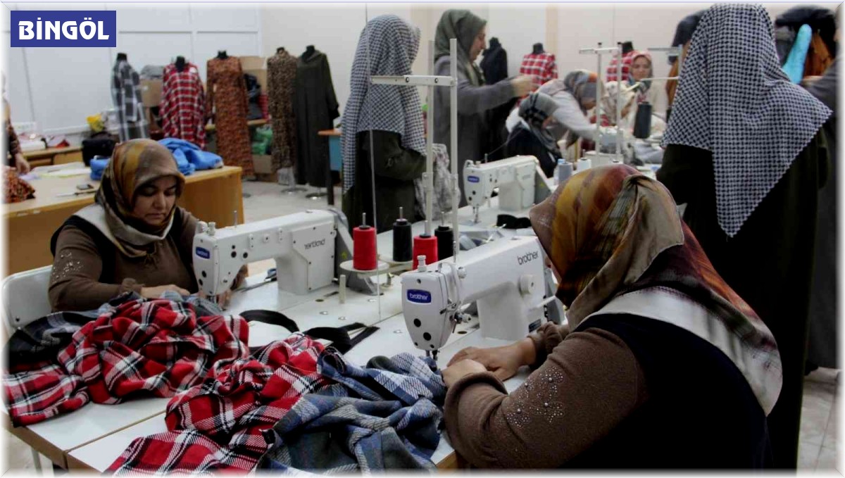 Kadınlar, ürettikleri kıyafetleri satarak ev ekonomilerine katkı sağlıyor