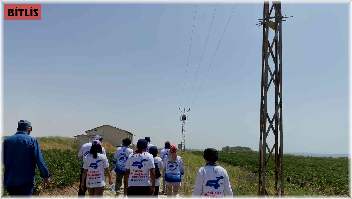 Kadınlar Van Gölü için yürümeye devam ediyor