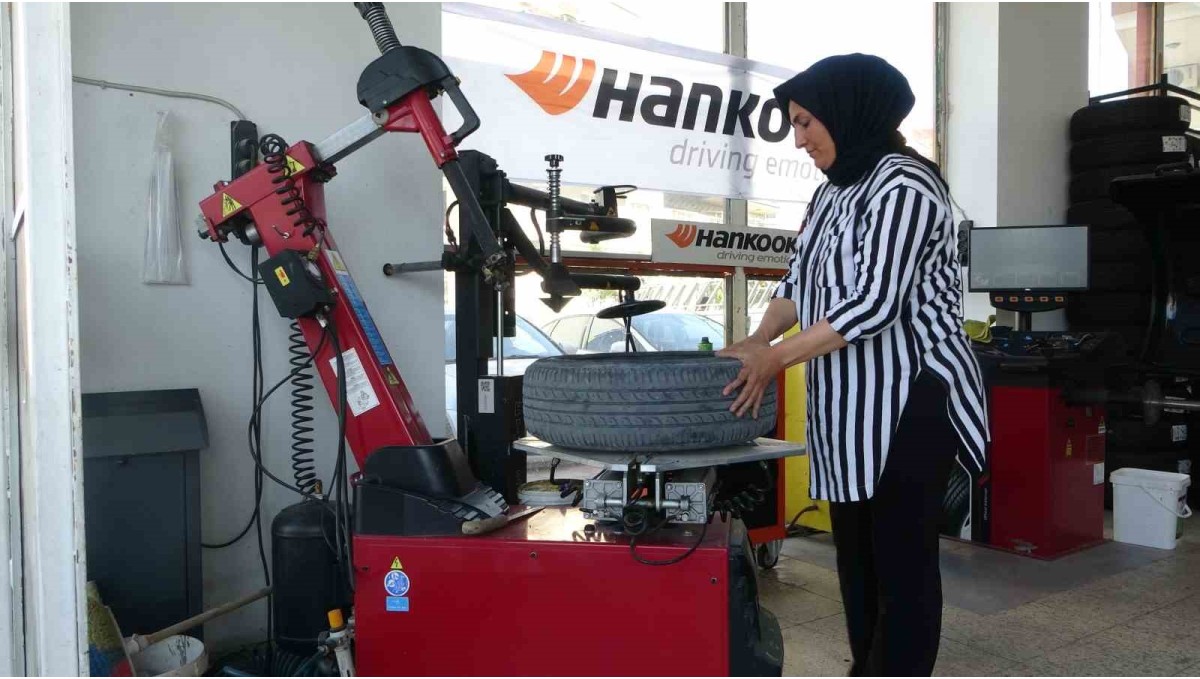 "Kadınlar yapamaz" diyenlere inat 24 yıldır lastik tamiri yapıyor