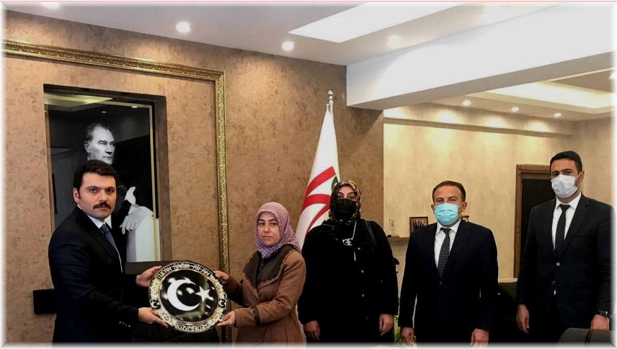 Kadınlardan Kaymakam Gilan'a bakır işlemeli ay yıldız hediyesi