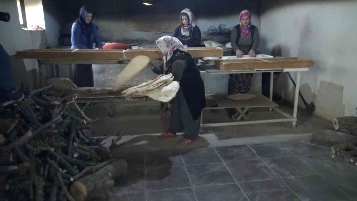 Kadınların kavurucu sıcakta tandır ekmeği mesaisi