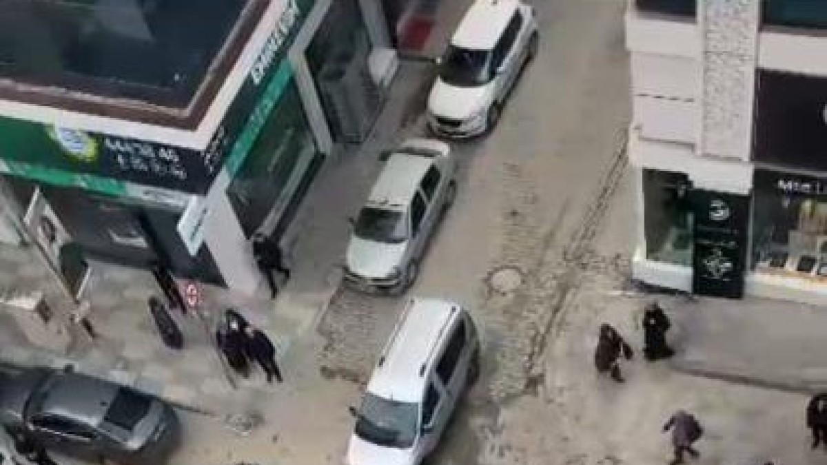 Kadınların yol verme kavgasını erkekler güçlükle ayırdı