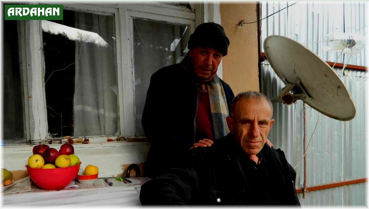 Kafasına vurulan elmanın rengini ve cinsini biliyor