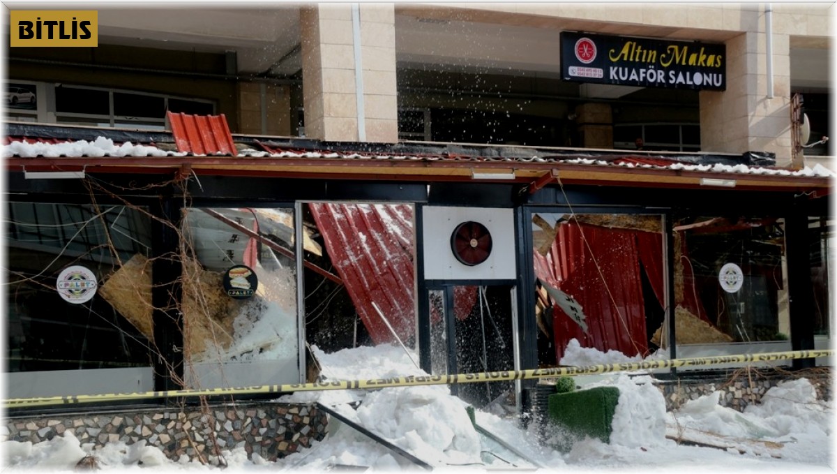 Kafenin üzerine düşen kar 1 kişiyi yaraladı