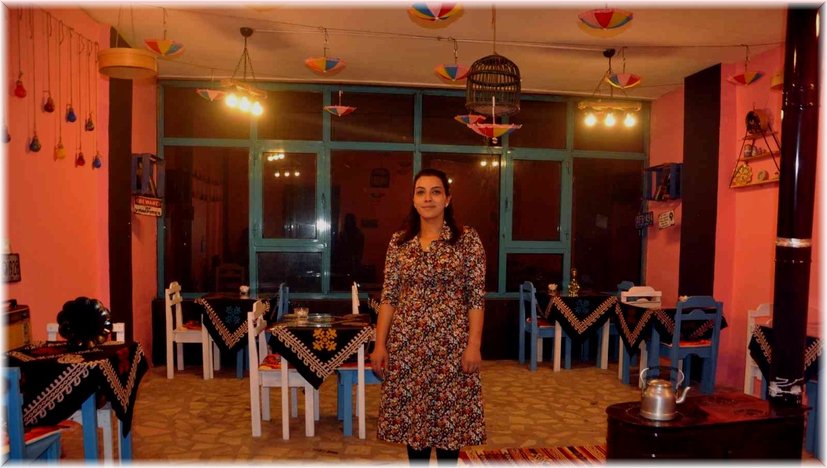 Kafeyi atık malzemelerle süsledi