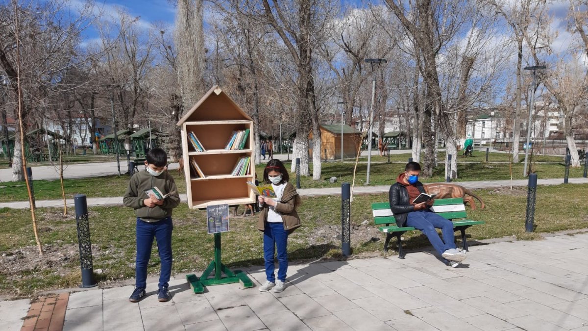Kafkas Üniversitesi öğrencilerinden 'Her Yerde Kitap' projesi
