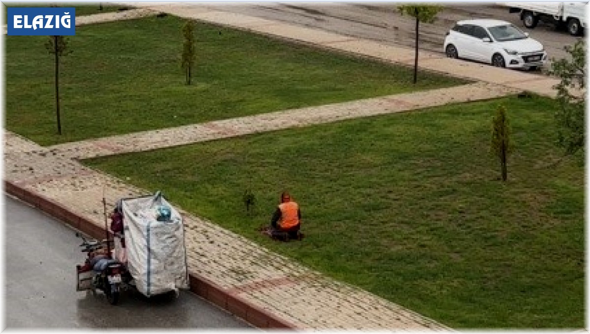 Kağıt toplayan adam sağanak yağmurun altında namaz kıldı