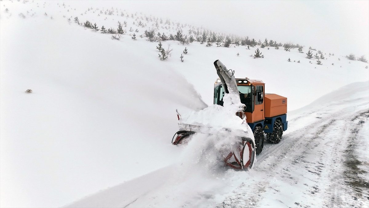 Kağızman-Ağrı kara yolu kar ve tipi nedeniyle ulaşıma kapatıldı