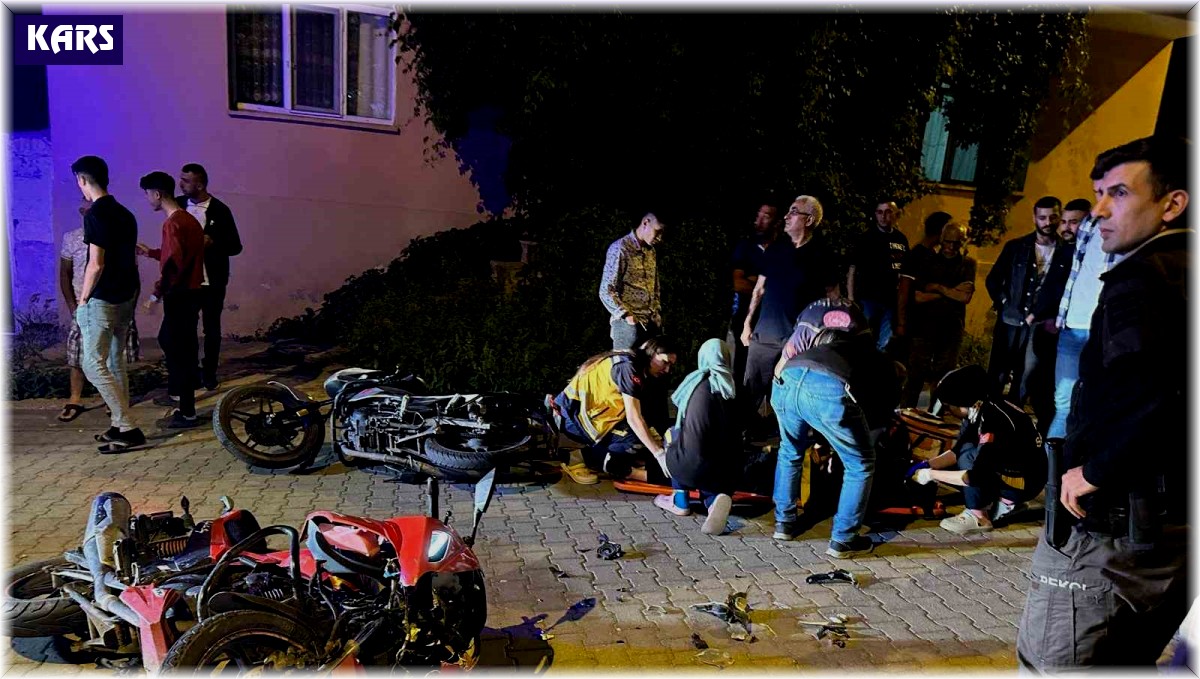 Kağızman'da 2 motosiklet kafa kafaya çarpıştı: 2 ağır yaralı