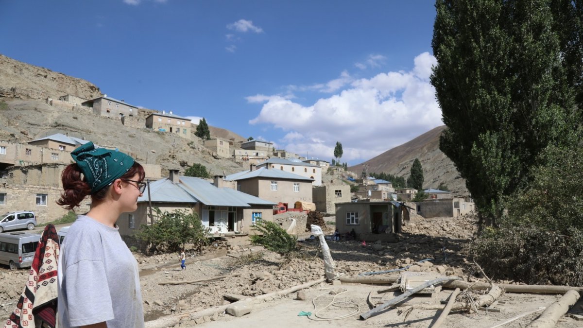 Kahraman kız, kanser hastası halasını sırtında taşıyarak selden kurtardı