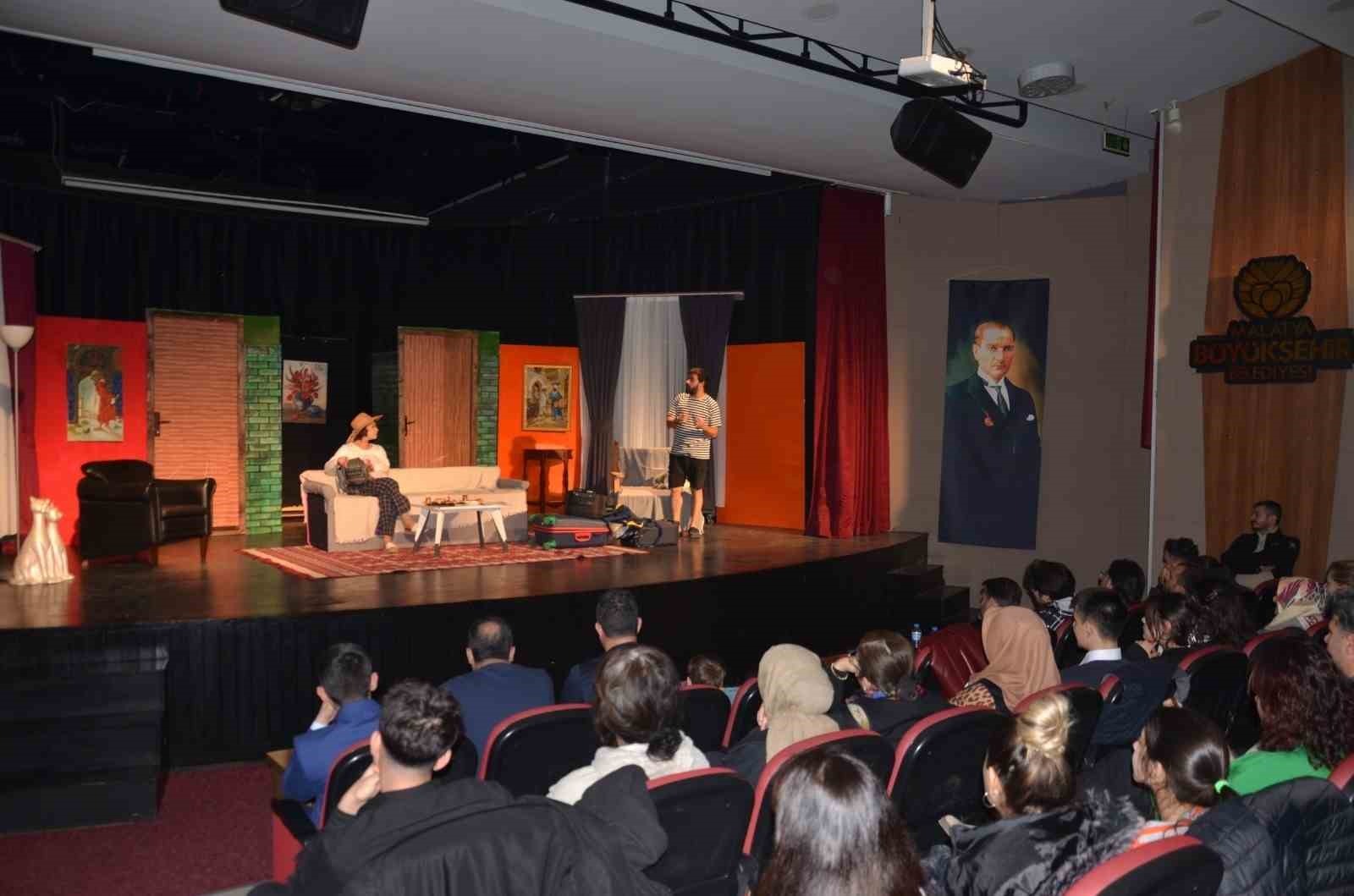 Kalbin Tek Arkadaşı" adlı tiyatro oyunu seyircilerle buluştu