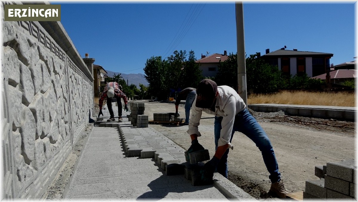 Kaldırım yenileme çalışmaları devam ediyor