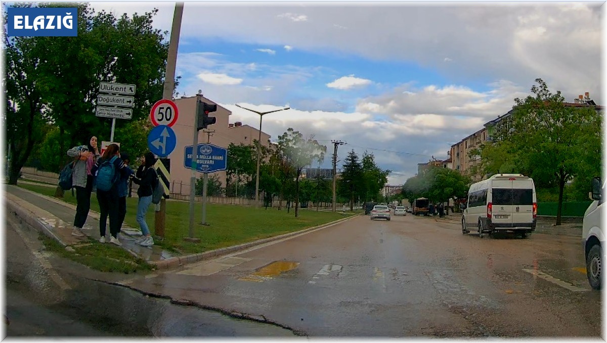 Kaldırımda bekleyen öğrenciler, aracın su sıçratması ile sırılsıklam oldu