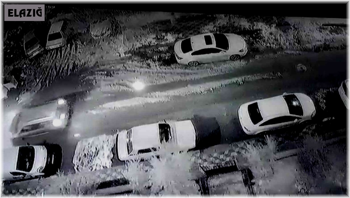 Kaldırımda yürürken bir anda kendini çukurda bulan adamın görüntüleri ortaya çıktı