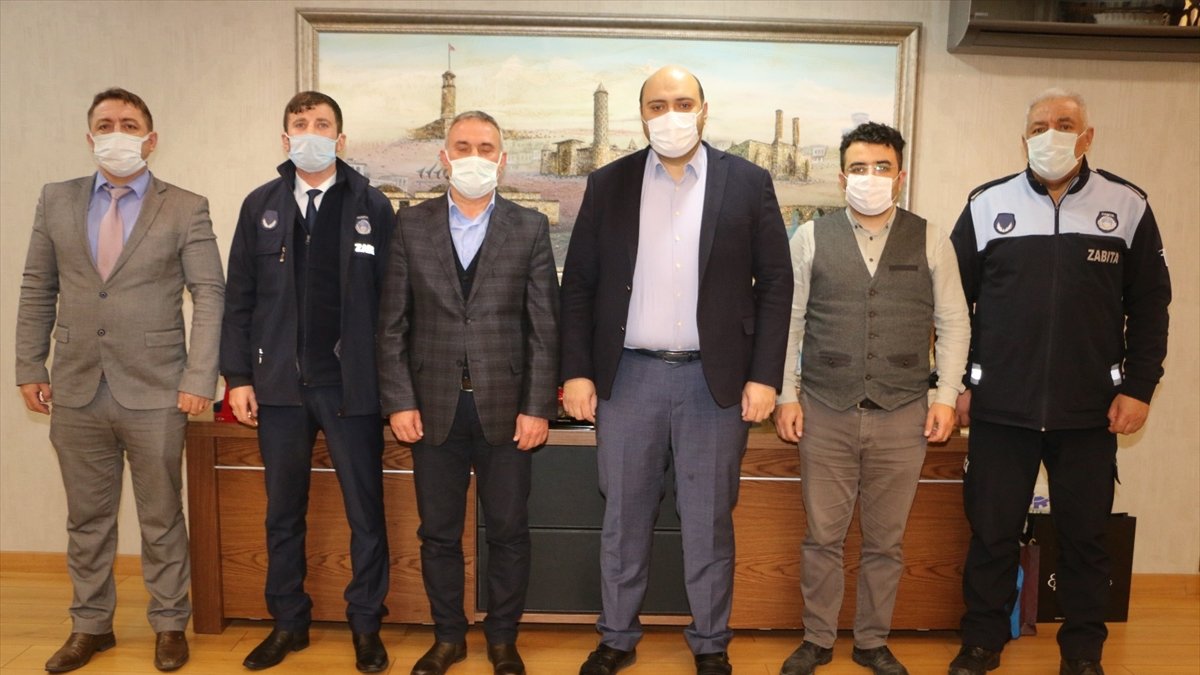 Kalp hastası kadını hastaneye yetiştiren zabıta ekipleri çeyrek altınla ödüllendirildi