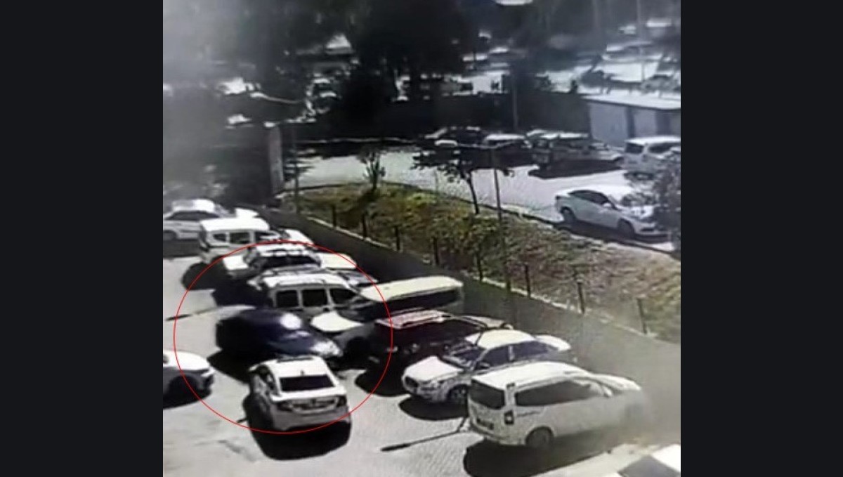 Kalp krizi geçiren sürücü hastane otoparkında 7 araca çarptı: O anlar kamerada